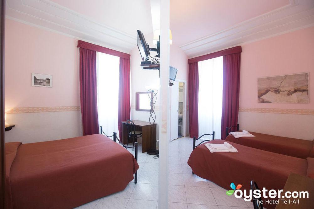 บีแอนด์บี คาปริชชี โรมานี Hotel ภายนอก รูปภาพ